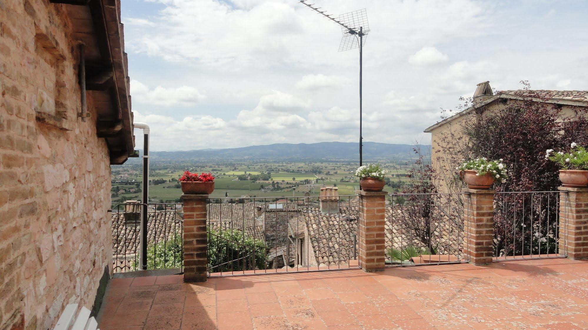 La Terrazza Di Spelloアパートホテル エクステリア 写真